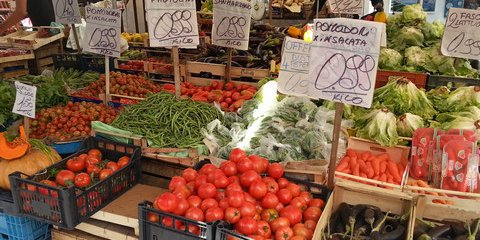 Ein Fest fürs Auge: Stand auf dem Markt Antignano in Neapel (© Redaktion Portanapoli.com) Ein Fest fürs Auge: Stand auf dem Markt Antignano in Neapel (© Redaktion Portanapoli.com)