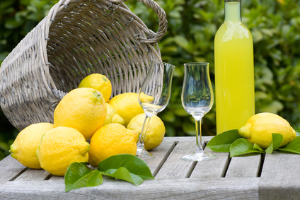 Limoncello kann man auch selbst aus Zitronen machen (© Gudrun - Fotolia.com)
