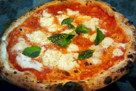 Sie gehört zu den traditionellen neapolitanischen Pizzasorten: Pizza mit Tomaten, Mozzarella und Basilikum