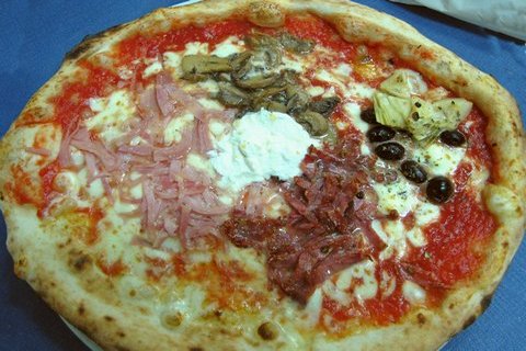 Pizza capricciosa mit Schinken, Mozzarella, Pilzen, Oliven, Salami und Artischocken (© Redaktion - Portanapoli.com)