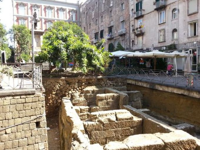 Ausgrabungen auf der Piazza Bellini in Neapel (© Redaktion - Portanapoli.com)