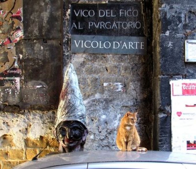 Netter Empfang: Pulcinella und ein Rottiger begrüßen die Gäste in der Altstadt (© Umberto - Portanapoli.com)