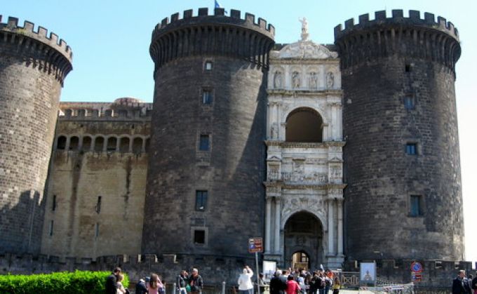 Eingang der Burg Castel Nuovo in Neapel (© Redaktion - Portanapoli.com)