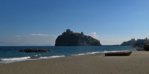 Strand mit Blick auf das Castello Aragonese (© Francesca - Portanapoli.com)
