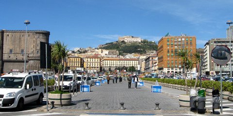Fußweg vom Kreuzfahrt-Terminal  in die Innenstadt von Neapel (© Redaktion - Portanapoli.com)