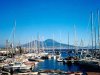 Vesuv hinter dem Hafen Santa Lucia in Neapel (© Redaktion - Portanapoli.com)