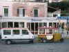 Am Hafen in Ischia warten Minitaxis auf Fahrgäste (© Redaktion - Portanapoli.com)