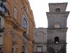 Hinter der unscheinbaren Fassade der Kirche San Lorenzo Maggiore verbirgt sich ein gotisches Schmuckstück (© Umberto - Portanapoli.com)