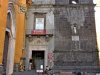 Eingang zum Complesso Monumentale San Lorenzo Maggiore in Neapel (© Umberto - Portanapoli.com)