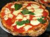 Der Klassiker aus Neapel: Pizza mit Tomaten, Mozzarella und frischem Basilikum (© Redaktion Portanapoli)