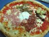 Pizza capricciosa mit Schinken, Mozzarella, Pilzen, Oliven, Salami und Artischocken (© Redaktion - Portanapoli.com)