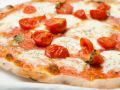 Lecker: Pizza mit frischen Tomaten und Mozzarella (© Alessio Orrù - Fotolia)