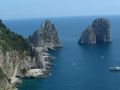 Die drei Faraglioni-Felsen sind das Wahrzeichen von Capri (© Bruno - Portanapoli.com)