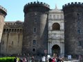 Eingang der Burg Castel Nuovo in Neapel (© Redaktion - Portanapoli.com)