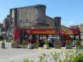 Roter Sightseeing-Bus vor dem Maschio Angioino am Hafen von Neapel (© Redaktion - Portanapoli.com)