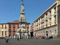 Mitten auf der Piazza thront ein riesiger Obelisk (© Redaktion Portanapoli.com)