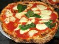 Der Klassiker aus Neapel: Pizza mit Tomaten, Mozzarella und frischem Basilikum (© Redaktion Portanapoli)