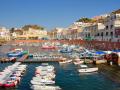 Der Hafen von Ponza ist die Bühne des Insellebens (© claudiozacc - Fotolia)