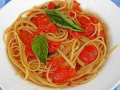 Linguine mit frischer Tomatensoße und Basilikum (© Redaktion - Portanapoli.com)