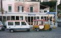 Am Hafen in Ischia warten Minitaxis auf Fahrgäste (© Redaktion - Portanapoli.com)