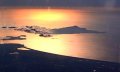 Aus dem Flugzeug sieht man einen wunderschönen Sonnenuntergang bei Ischia und Procida (© Redaktion - Portanapoli.com)