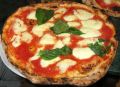 Ein knuspriger Rand, Tomaten, Basilikum und Mozzarella zeichnen die originale Pizza Margherita aus (© Redaktion - Portanapoli.com)