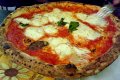 Originale Pizza Margherita aus Neapel - die Redaktion beneidet den "Gabelbesitzer" (© Bruno -Portanapoli.com)