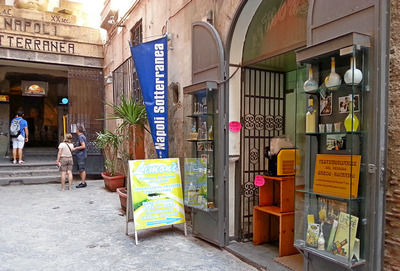 Eingang des Geschäfts Limoné in Neapel