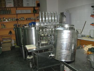 Behälter mit Limoncello in der Likörfabrik Limoné