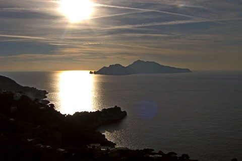 Capri gesehen von Massa Lubrense. Auf dem rechten Hügel liegt Anacapri. (@ Portanapoli)