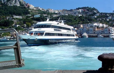 Anlegestelle der Fähren am Hafen Marina Grande auf Capri (© Portanapoli.com)