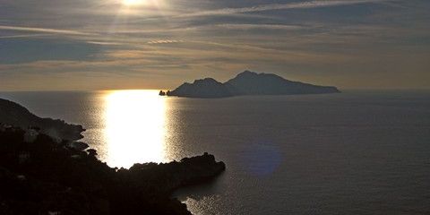 Von Massa Lubrense sieht man die Sonne hinter Capri untergehen. Was für ein Schauspiel! (© Redaktion - Portanapoli.com)