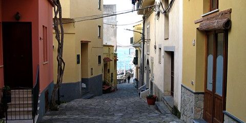 Über Treppen kommt man zum Fischerhafen von Marina della Lobra, einem Ortsteil von Massa Lubrense (© Redaktion - Portanapoli.com)