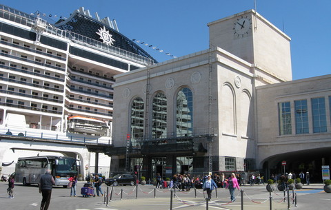 Kreuzfahrtterminal in Neapel (© Portanapoli.com)