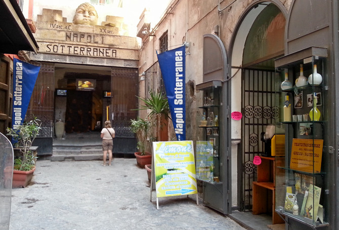 Die Likörfabrik liegt genau neben dem Eingang von Napoli Sotterranea, dem unterirdischen Neapel (© Redaktion - Portanapoli.com)