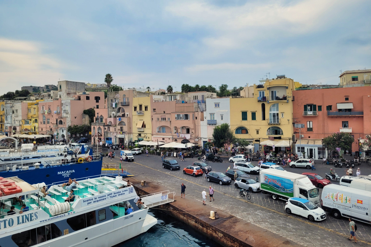 Malerischer Hafen von Procida