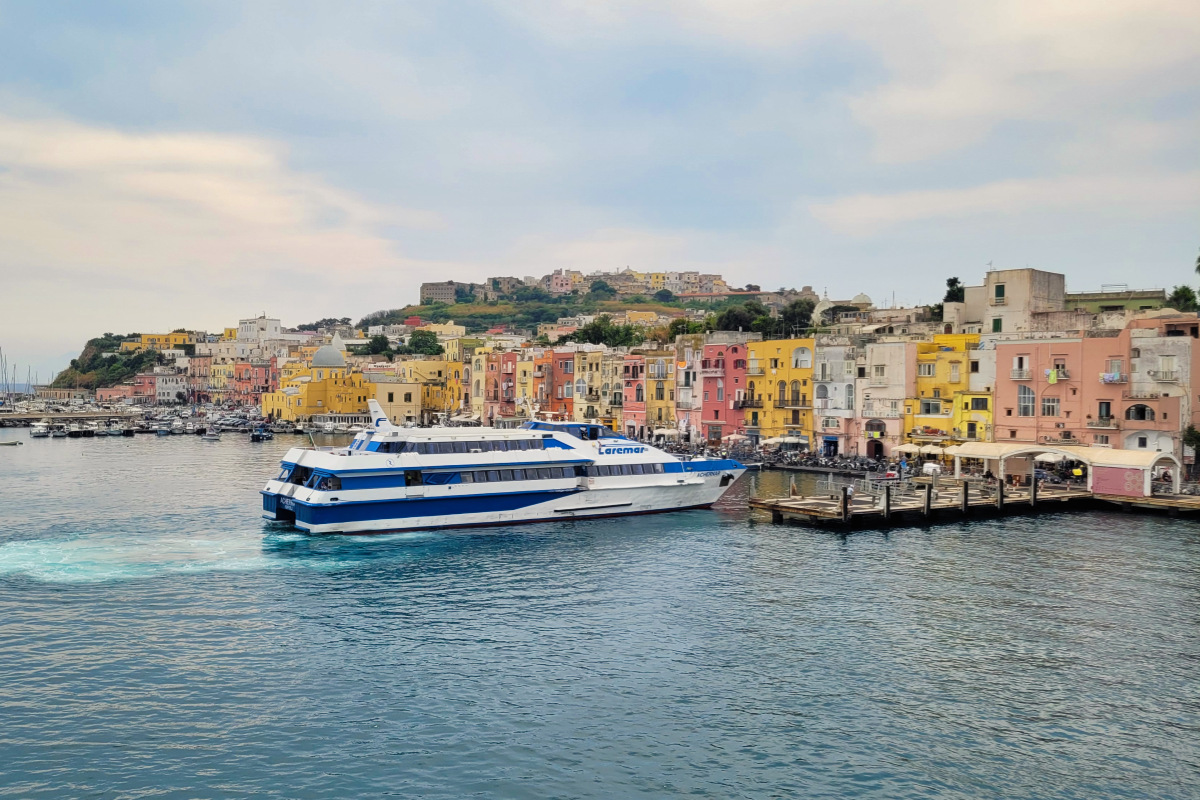 Hafen in Procida (© portanapoli.com)