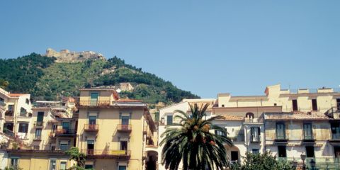 Piazza Amendola in Salerno, unter dem Castello Arechi (©Vito Arcomano - Fototeca ENIT)