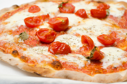 Pizza mit frischen Tomaten, Mozzarella und Basilikum (Pizza Margherita al filetto)