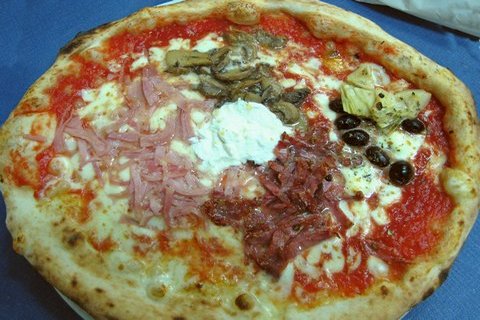 Rezept für Pizza Capricciosa mit Artischocken, Pilze, Schinken und Mozzarella