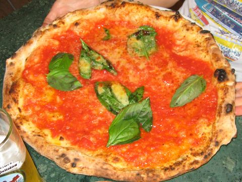 Pizza Marinara mit Tomaten, Knoblauch und Oregano (Pizza alla Marinara)