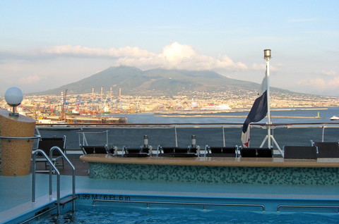 Blick auf den Vesuv vom Schiff am Hafen (© portanapoli.com)