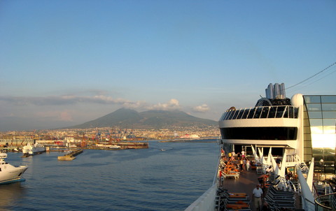 Die Einfahrt in den Hafen von Neapel ist malerisch (© portanapoli.de)