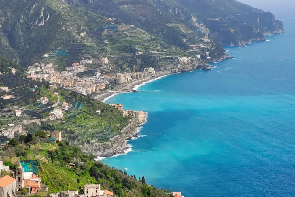 Panoramasicht von Ravello auf die Amalfiküste mit Maiori