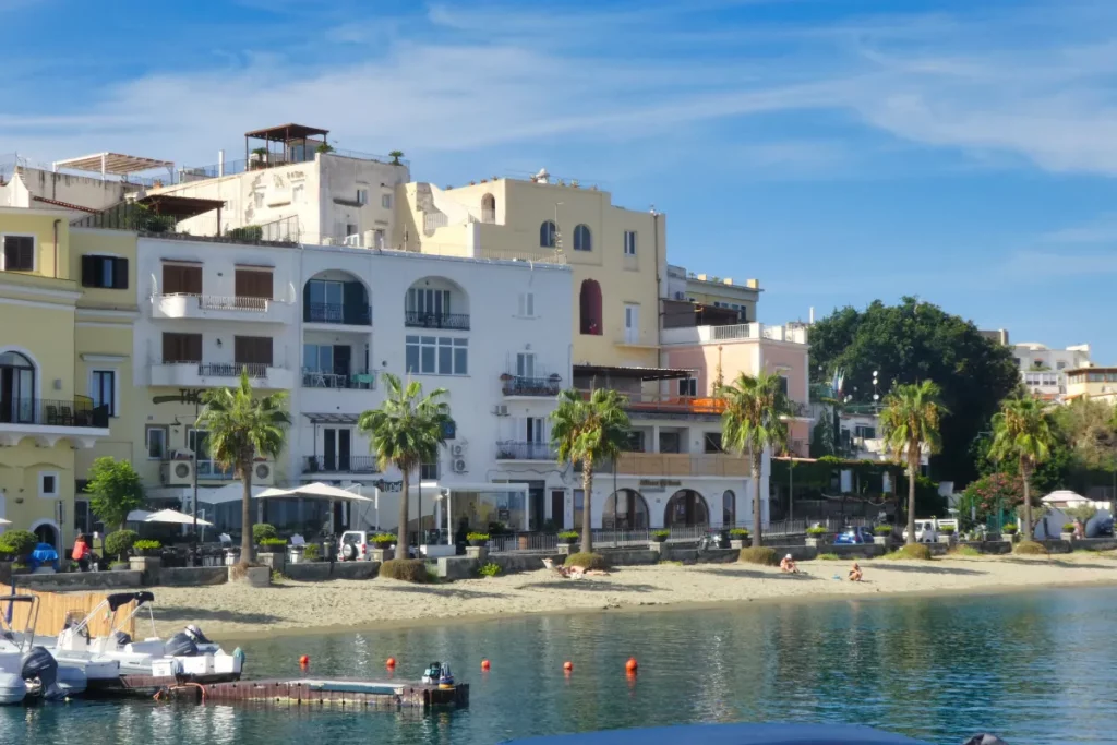 Strand am Yachthafen in Forio, Ischia