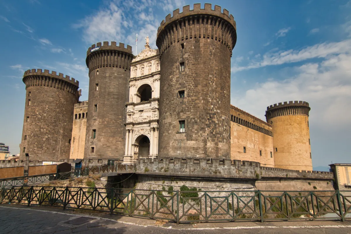 Am Hafen von Neapel: Museum Civico im Castel Nuovo (Maschio Angioino)