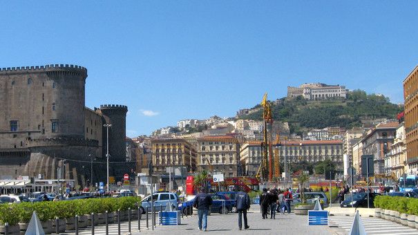 U-Bahn an Piazza Municipio (@ portanapoli.com)