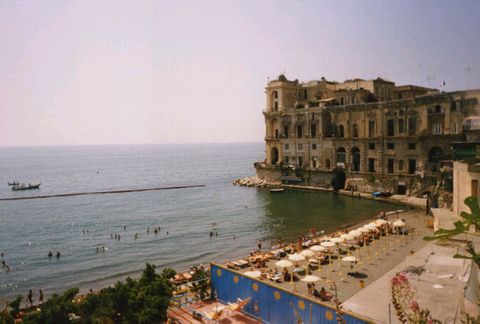 Strand unterhalb des Palazzo Donn'Anna in Neapel (© Francesca - Portanapoli.com)
