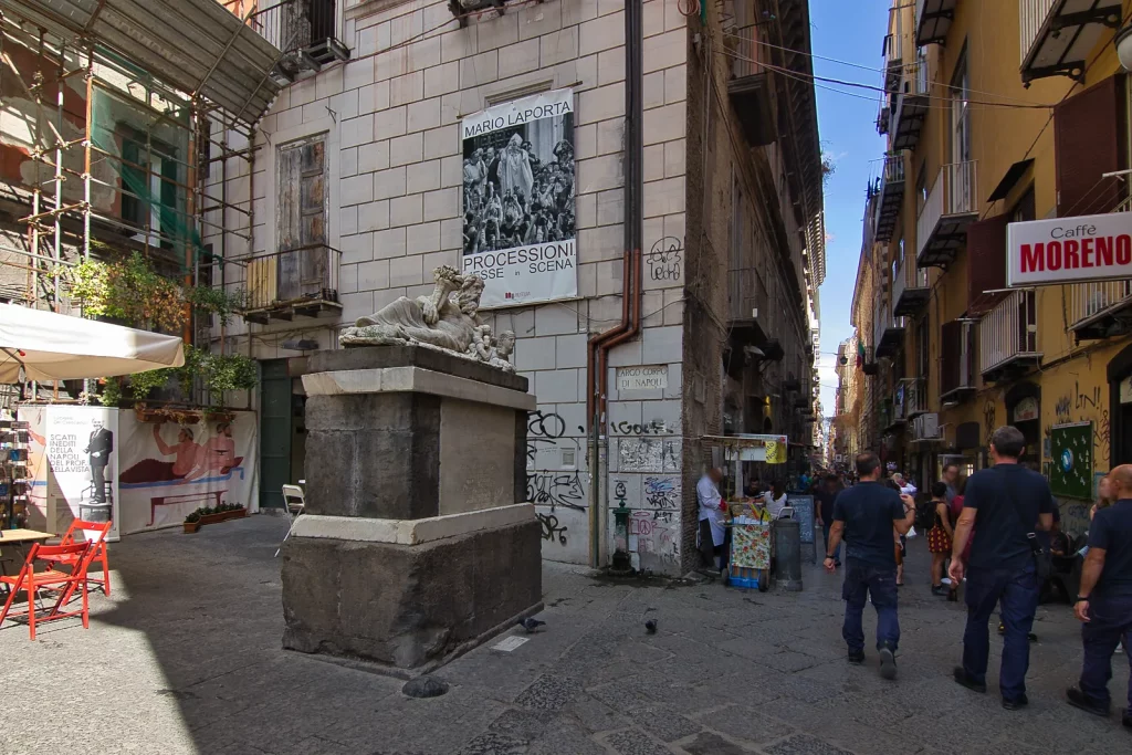 Die Piazzetta Nilo mit der Statue des Nilgotts in Spaccanapoli
