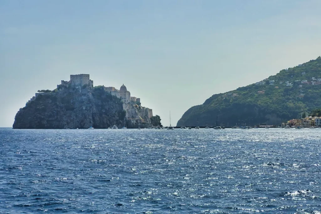 Mit der Fähre geht es vorbei am Castello Aragonese in Ischia-Stadt